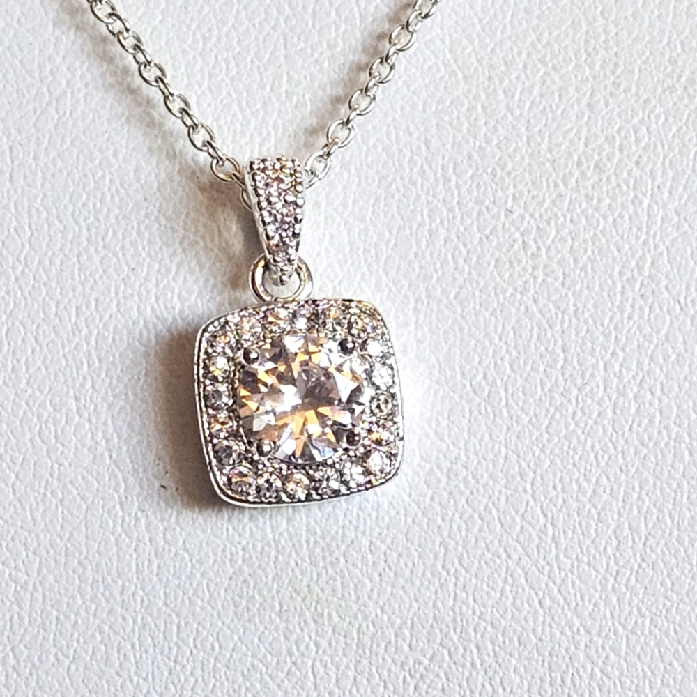 1 CT High Quality Diamond / CZ Elegant & Charming Pendant Necklace. - Picture 5 of 6